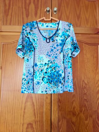 Blusa floral azul y multicolor