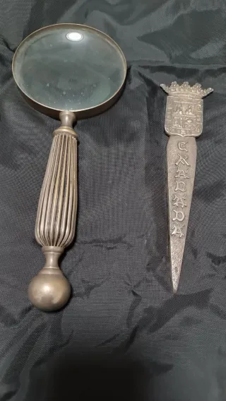 Lupa antigua y abrecartas con escudo
