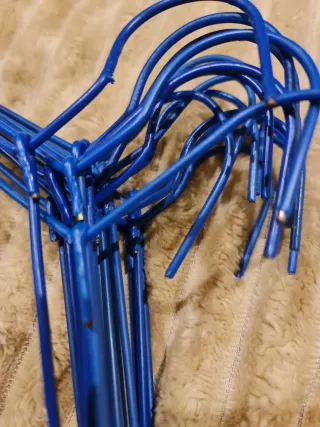 Lote 16 perchas metálicas azules