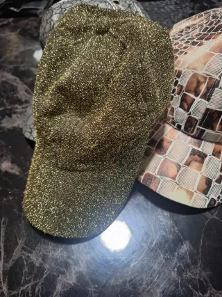 Gorras nuevas plateadas y beige