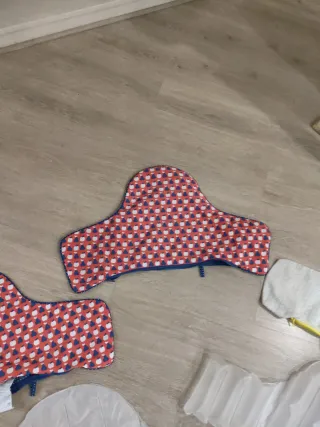 Protector acolchado silla bebé Ikea.