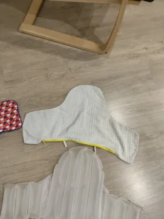 Protector acolchado silla bebé Ikea.