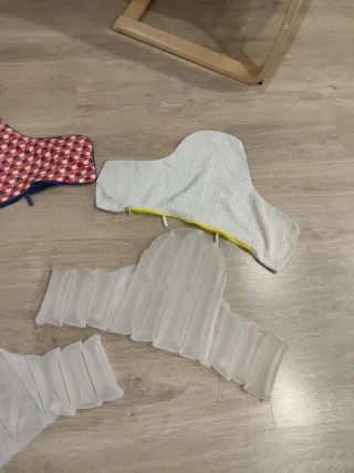 Protector acolchado silla bebé Ikea.