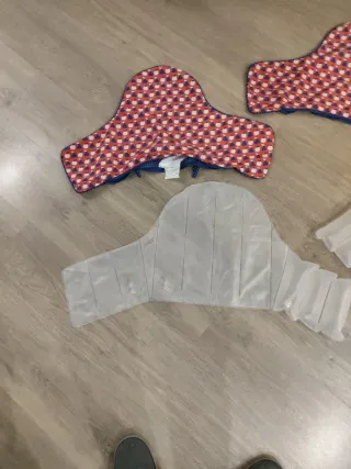 Protector acolchado silla bebé Ikea.