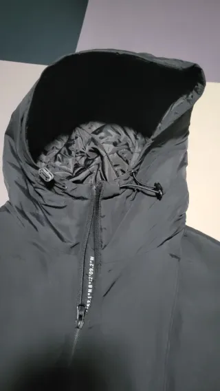 Chaqueta con capucha hombre. En perfecto estado