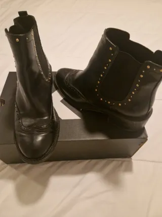 Botines negros tachuelas doradas