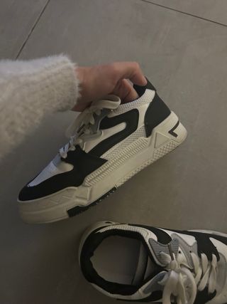 Scarpe da ginnastica bianche e nere