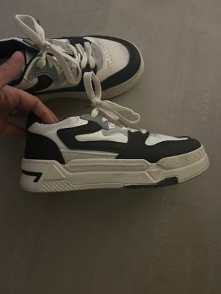 Scarpe da ginnastica bianche e nere