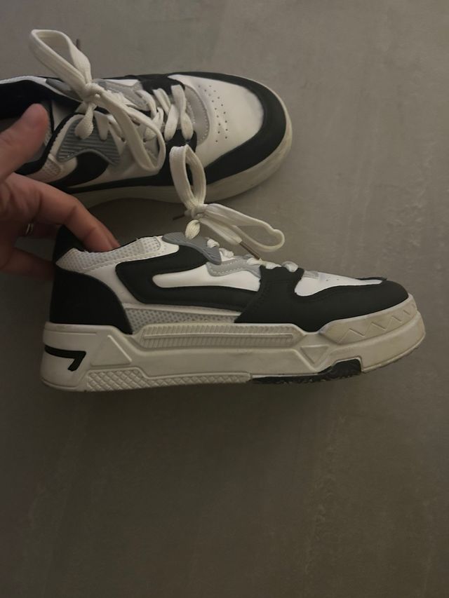 Scarpe da ginnastica bianche e nere