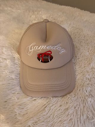 Gorra Gameday con balón de fútbol americano