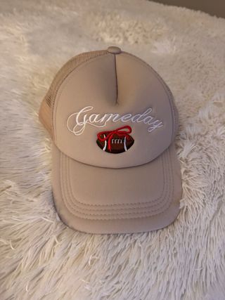 Gorra Gameday con balón de fútbol americano