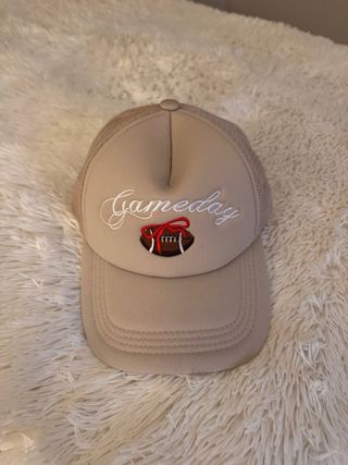 Gorra Gameday con balón de fútbol americano