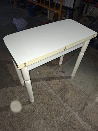 Mesa plegable blanca y negra
