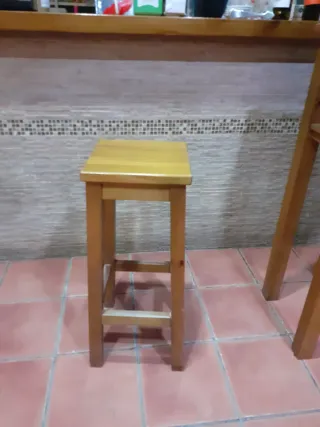 Taburetes, mesas, sillas de madera maciza para bar