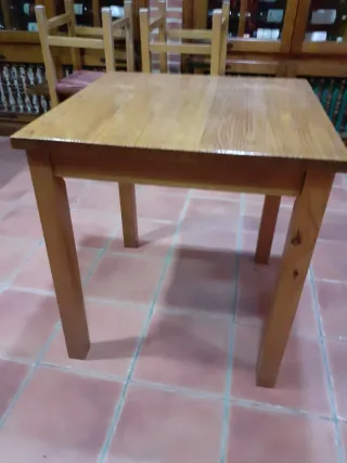 Taburetes, mesas, sillas de madera maciza para bar