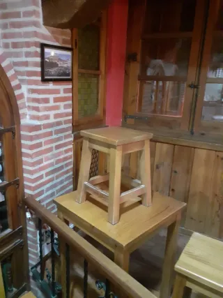 Taburetes, mesas, sillas de madera maciza para bar