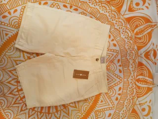 Bermudas Alvaro Moreno Amarillo Pastel Talla M