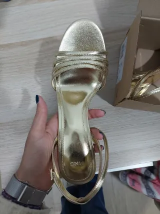 Sandalias tacón doradas