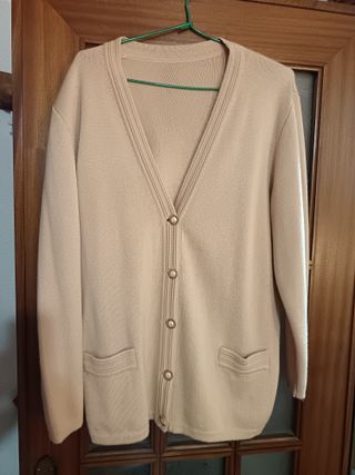 Cárdigan beige con botones dorados