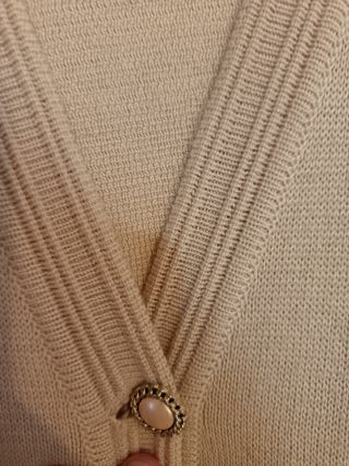 Cárdigan beige con botones dorados