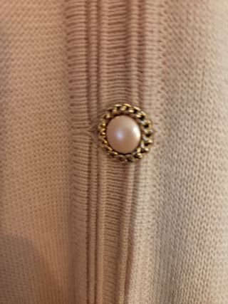 Cárdigan beige con botones dorados
