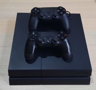 Consola PS4 + 5 Juegos + 2 Mandos