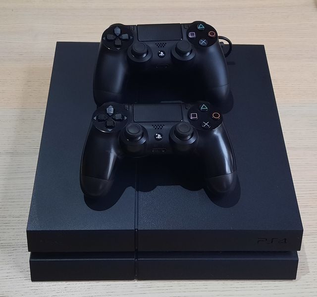 Consola PS4 + 5 Juegos + 2 Mandos