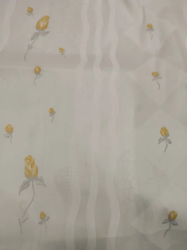 Cortina de baño con diseño de rosas amarillas