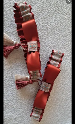 Llaveros color caldera con lazos y flecos