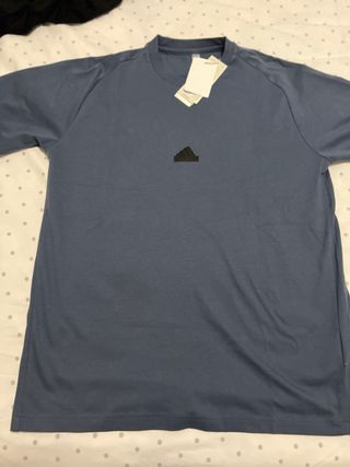 Camiseta Adidas Negra y Azul. Nueva.