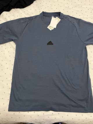 Camiseta Adidas Negra y Azul. Nueva.