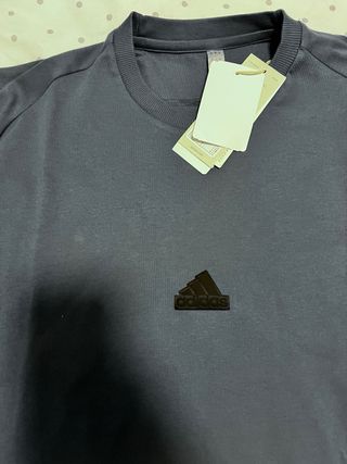 Camiseta Adidas Negra y Azul. Nueva.