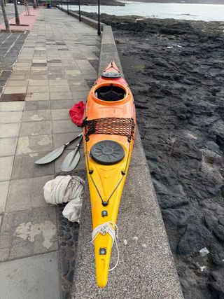 Piragua deportiva naranja y amarilla