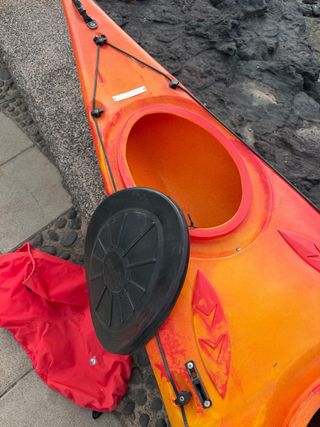 Piragua deportiva naranja y amarilla