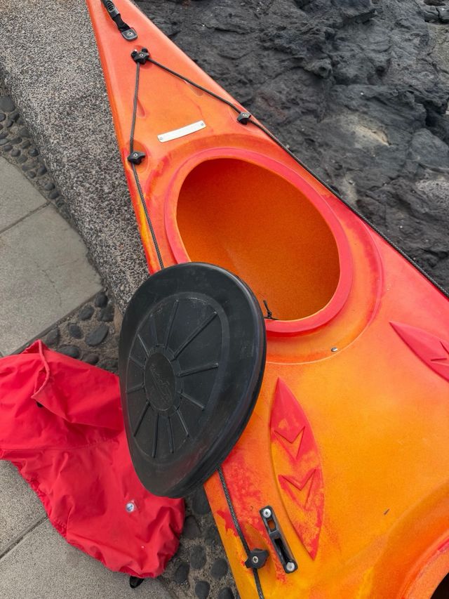 Piragua deportiva naranja y amarilla