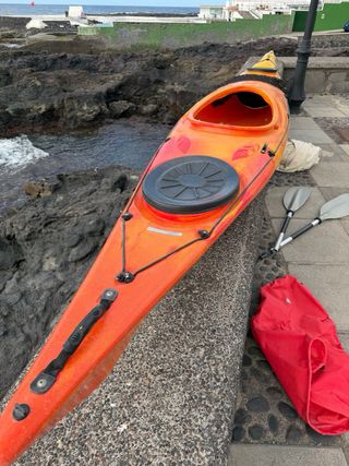 Piragua deportiva naranja y amarilla