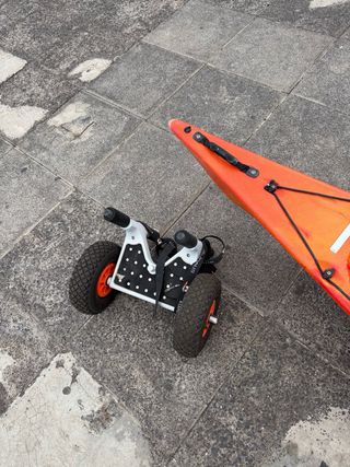 Piragua deportiva naranja y amarilla