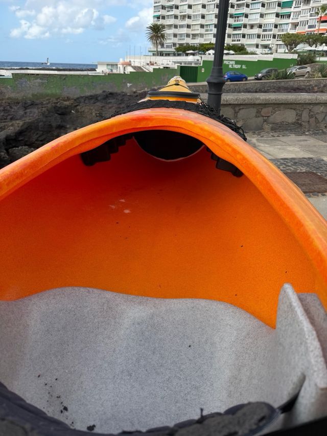 Piragua deportiva naranja y amarilla