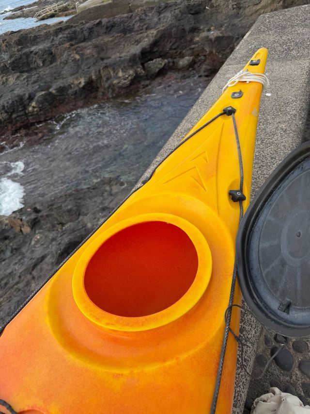 Piragua deportiva naranja y amarilla