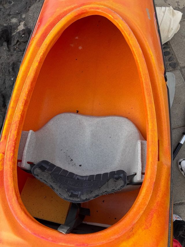 Piragua deportiva naranja y amarilla