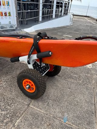 Piragua deportiva naranja y amarilla