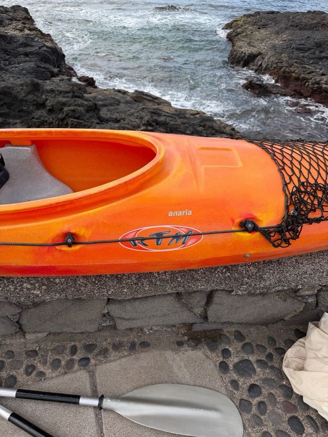 Piragua deportiva naranja y amarilla