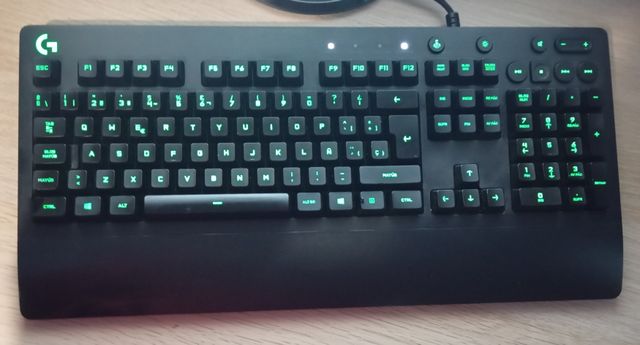 Teclado Gaming Logitech G213 RGB