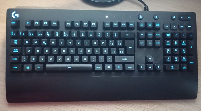 Teclado Gaming Logitech G213 RGB