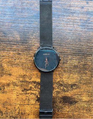 Reloj CRRJU Negro y dorado.