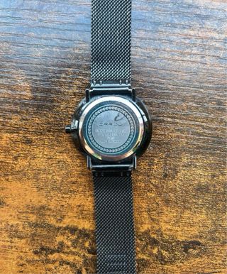Reloj CRRJU Negro y dorado.