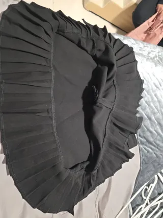 Falda corta negra con volantes