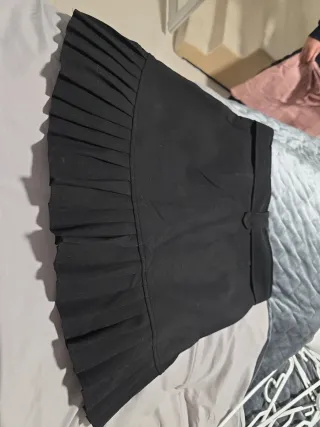 Falda corta negra con volantes