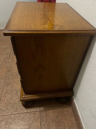 Mesita de noche de madera con 3 cajones