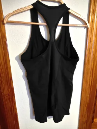 Camiseta deportiva tirantes negra y gris